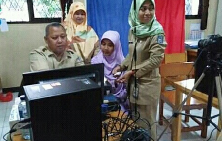 Kegiatan perekaman e-KTP di kantor kelurahan di Kota Depok, Jawa Barat.