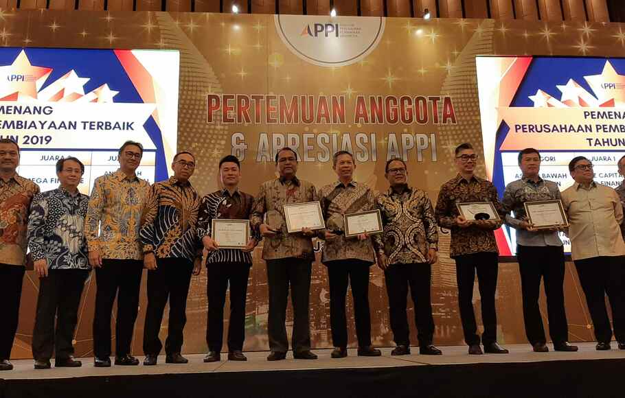 Jajaran pemenang perusahaan pembiayaan terbaik 2019, Pengurus APPI, dan para Juri Independen, di Hotel Sheraton, Gandaria City, Jakarta, Rabu (6/11).

