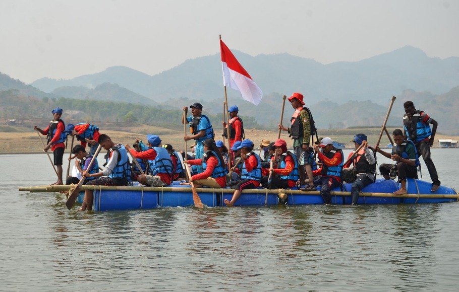 Menjelajah danau, salah satu rangkaian kegiatan Ekspedisi Bhinneka yang diikuti oleh pelajar se-Indonesia baik difabel maupun non difabel. 