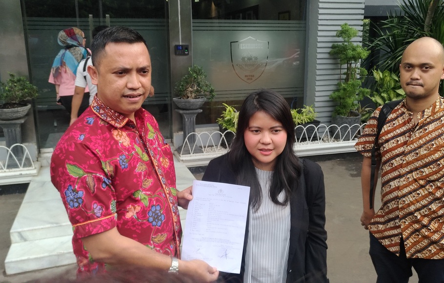 Anggota DPRD DKI Jakarta Ima Mahdiah didampingi Wakil Ketua DPD PDI Perjuangan DKI Jakarta Ronny Talapessy, melaporkan dua akun media sosial terkait dugaan pencemaran nama baik.