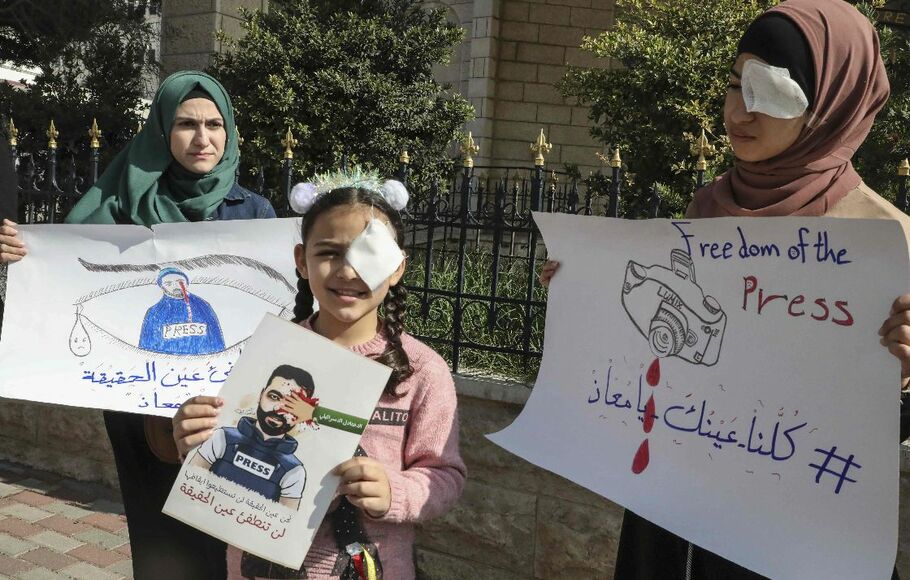 Mays Amarneh (tengah), putri juru kamera Palestina Mu'ath Amarneh, ikut serta dalam demonstrasi antikekerasan di Tepi Barat yang diduduki Israel pada Minggu (17/11/2019).