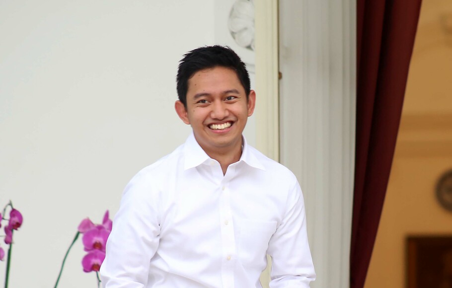 Pendiri dan CEO Ruangguru, Adamas Belva Syah Devara saat diperkenalkan Presiden Joko Widodo sebagai staf khusus di beranda belakang Istana Merdeka, Jakarta, Kamis 21 November 2019. 