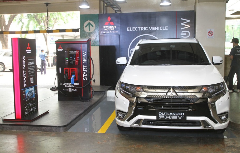 Fasilitas pengisian daya cepat (quick charger) untuk kendaraan listrik Mitsubishi, di area parkir Plasa Senayan, Jakarta.