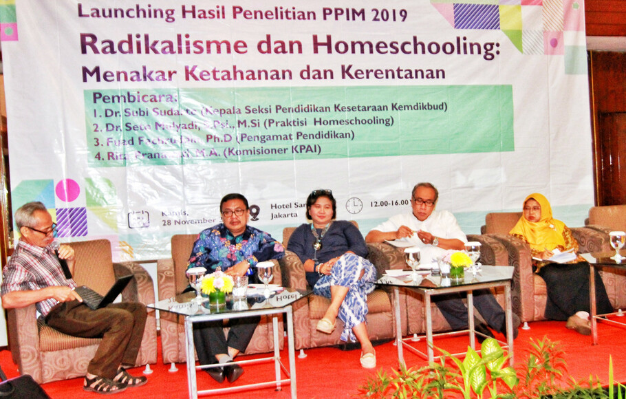 Pengamat Pendidikan Fuad Fachruddin (kiri) bersama Kepala Seksi Pendidikan Kesetaraan Kemendikbud Subi Sundoro (kedua kiri), Sekjen Asah Pena Anastasia Rima (ketiga kiri), Koordinator Penelitian Arif Subhan (kedua kanan) dan Komisioner KPAI Rita Pranawati (kanan) saat mejadi narasumber pada acara peluncuran hasil penelitian PPIM 2019 di Jakarta, Kamis (28/11/2019).