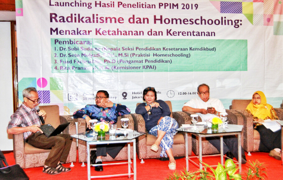 Pengamat Pendidikan Fuad Fachruddin (kiri) bersama Kepala Seksi Pendidikan Kesetaraan Kemendikbud Subi Sundoro (kedua kiri), Sekjen Asah Pena Anastasia Rima (ketiga kiri), Koordinator Penelitian Arif Subhan (kedua kanan) dan Komisioner KPAI Rita Pranawati (kanan) saat mejadi narasumber pada acara peluncuran hasil penelitian PPIM 2019 di Jakarta, Kamis (28/11/2019).