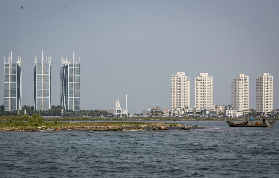 Teluk Jakarta dengan latar belakang pulau reklamasi.