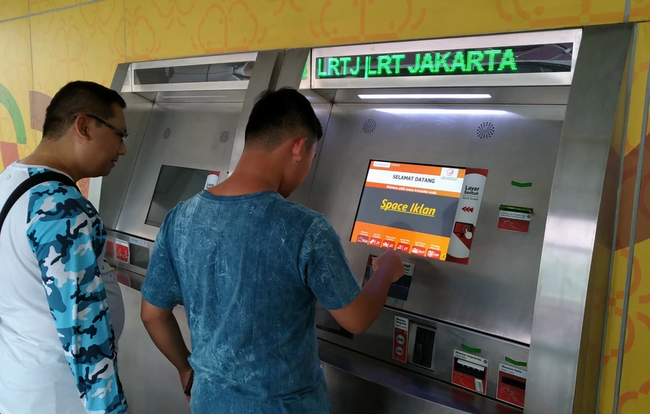 Suasana penumpang LRT Jakarta mencoba kartu uang elektronik untuk menggunakan transportasi LRT Jakarta di Stasiun Boulevard Utara, Kelapa Gading, Kota Jakarta Utara pada Minggu (1/12/2019) sore kemarin.