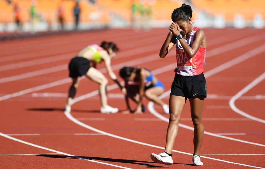 Pelari Indonesia Odekta Elvina Naibaho beraksi setelah menyelesaikan Lomba Lari 10.000 Meter Putri SEA Games ke-30 di Stadion Atletik New Clark, Filipina, Minggu, 8 Desember 2019.