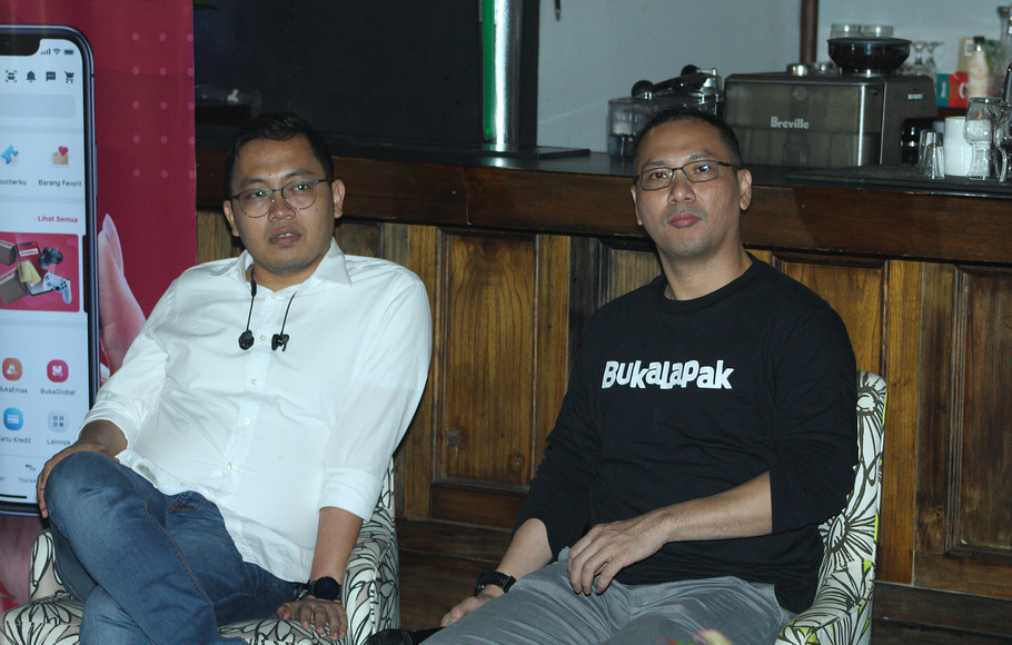 Pendiri Bukalapak Achmad Zaky (kiri) bersama dengan CEO Bukalapak Terpilih Rachmat Kaimuddin (kanan), hadir dalam pertemuan dengan para pemimpin redaksi media, Jakarta, Senin 9 Desember 2019. Bukalapak memilih CEO yang efektif mulai bekerja pada 6 Januari 2020 yakni Rachmat Kaimuddin dan memberikan keterangan tentang kinerja Bukalapak.