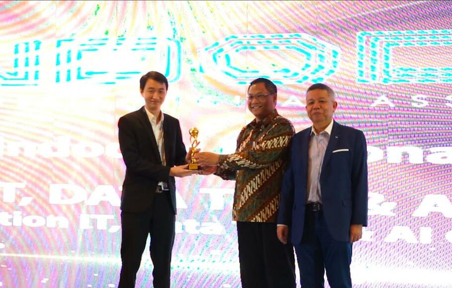 CEO Indodax, Oscar Darmawan (kiri), saat menerima penghargaan dari Ketua Asosiasi Big Data dan AI Indonesia (ABDI), Rudi Rusdiah (kanan).