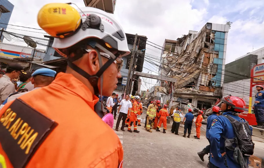 Petugas Damkar saat melakukan proses evakuasi pada ruko yang roboh di Jalan Brigjen Katamso, Slipi, Jakarta Barat, Senin (6/1/2020).