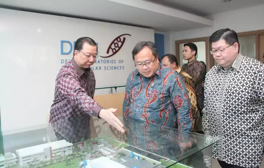 Menteri Riset dan Teknologi (Menristek)/Kepala Badan Riset dan Inovasi (BRIN), Bambang Brodjonegoro,  saat melakukan kunjungan kerja ke Dexa Laboratories of Biomolecular Sciences (DLBS) Dexa Group, di Cikarang, Rabu, (8/1/2020).