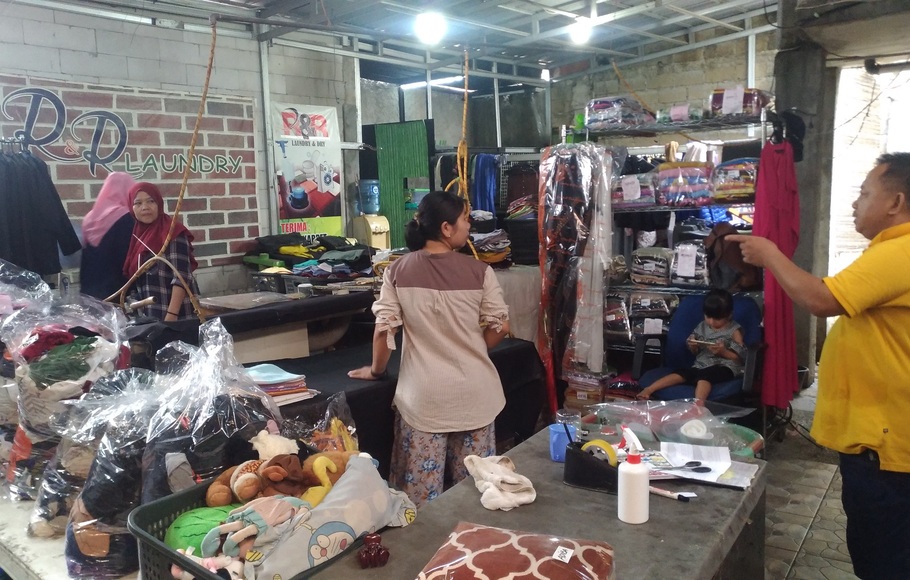 Pemilik R&R Laundry Johana Basri (baju kuning), menerima orderan 3 ton pakaian pasca-banjir, di kawasan Ciledug Indah II, Karang Tengah, Kota Tangerang.