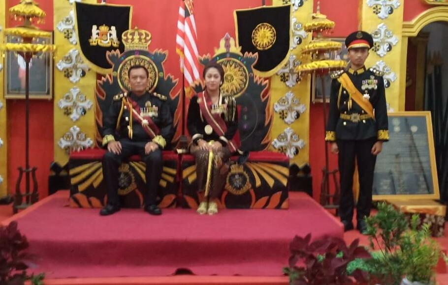 Totok Santosa Hadiningrat dan istrinya Dyah Gitarja, menyebut diri sebagai Sinuhun dan Kanjeng Ratu Kerajaan Keraton Agung Sejagat, yang berlokasi di Desa Pogung Jurutengah, Kecamatan Bayan, Kabupaten Purworejo, Jawa Tengah.