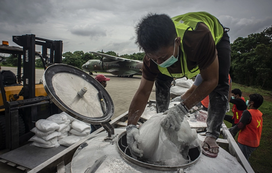 Petugas TMC memasukan garam ke tabung penampung garam atau consul dalam pelaksanaan Operasi Teknologi Modifikasi Cuaca (TMC) yang menggunakan pesawat CN 295 di Skadron Udara 2 Lanud Halim Perdanakusuma, Jakarta, Jumat 3 Januari 2020. 
