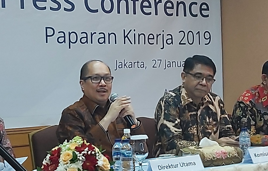 Direktur Utama Taspen, A.N.S. Kosasih (kiri) bersama Komisaris Utama Taspen Franki Sibarani (kanan), di acara press conference Paparan Kinerja Taspen 2019, di Jakarta, 27 Januari 2020.