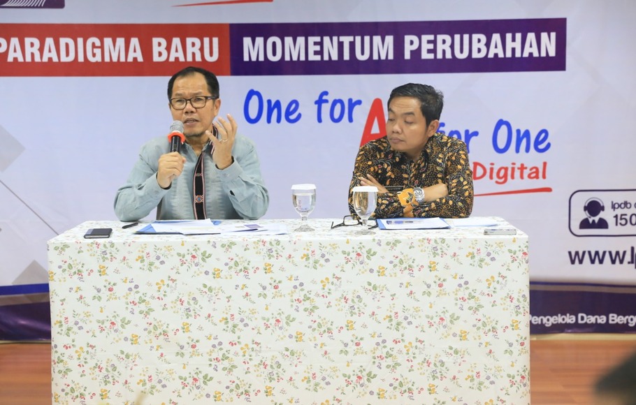 Direktur Utama LPDB-KUMKM Braman Setyo (kiri) berbicara dalam acara pertemuan dengan wartawan di kantornya di Jakarta, Rabu (28/1/2020. (Foto: beritasatu.com)