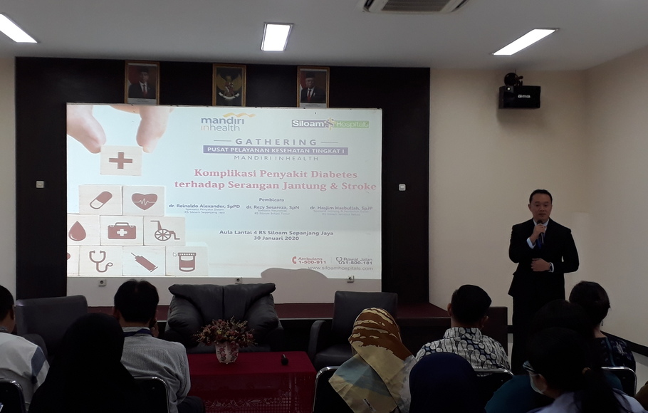 Direktur RS Siloam Bekasi Sepanjang Jaya, dr Albert Limanto, saat membuka diskusi 'Komplikasi Penyakit Diabetes Terhadap Serangan Jantung dan Stroke' di Bekasi, Kamis (30/1/2020).
