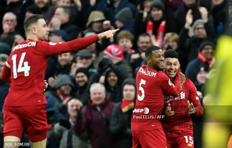 Gelandang Liverpool Alex Oxlade Chamberlain (kanan) merayakan gol yang dicetaknya ke gawang Southampton di Anfield, Sabtu, 1 Februari 2020.