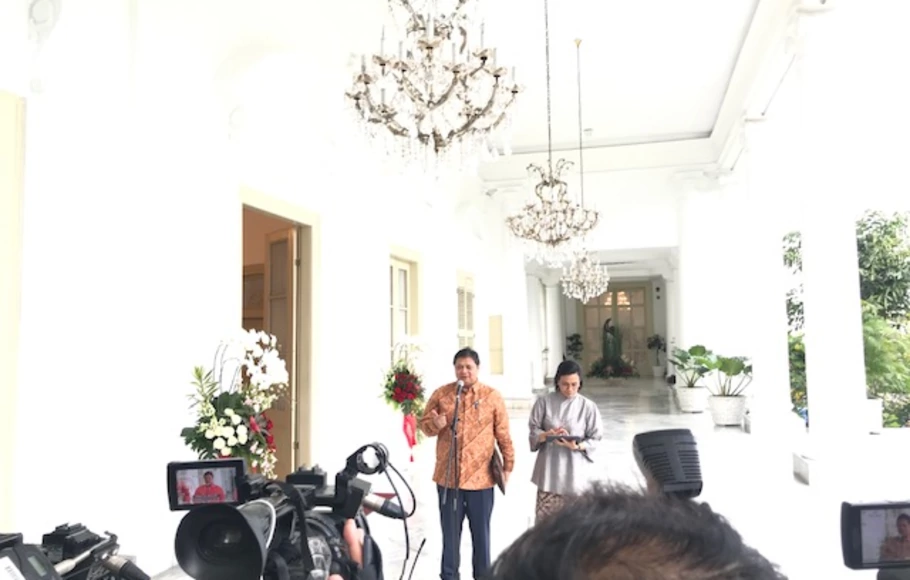 Menteri Koordinator Perekonomian, Airlangga Hartarto, dan Menteri Keuangan, Sri Mulyani, di Istana Kepresidenan Bogor, Jawa Barat, Selasa (4/2/2020).