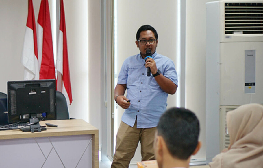 CEO MIDSUIT  Dewangga Pramandana menerangkan aplikasi IT inventory untuk perusahaan kawasan berikat pada IDX Talks di Surabaya.