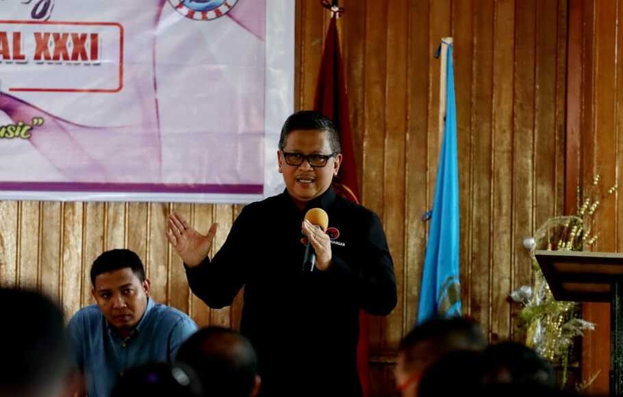 Sekretaris Jenderal DPP Partai Demokrasi Indonesia Perjuangan (PDIP) Hasto Kristiyanto saat menghadiri Kongres Ke-31 Perhimpunan Mahasiswa Katolik Republik Indonesia (PMKRI) di Ambon, Maluku, Minggu, 9 Februari 2020.