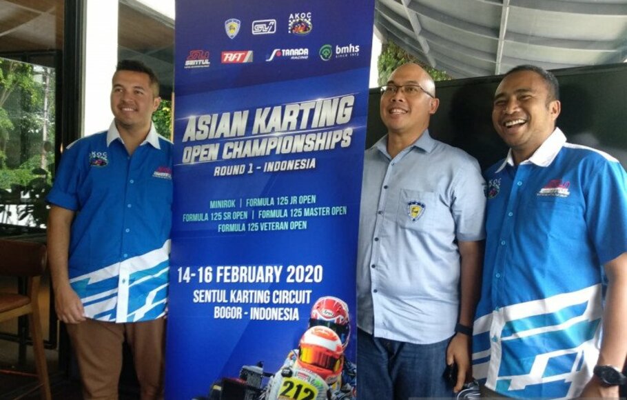 Mantan pembalap nasional Indonesia Rifat Sungkar (kiri) bersama pengelola Sirkuit Sentul dalam jumpa pers, Senin (10/2/2020) mengenai penyelenggaraan Asian Karting Open Championship 2020 di Sentul pada 14-16 Februari. 