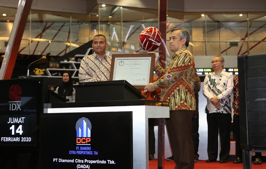 Presiden Direktur PT Diamond Citra Propertindo, Tbk. Adam Bilfaqih menerima sertifikat pencatatan dari Direktur Bursa Efek Indonesia Kristian Sihar Manulang saat pencatatan perdana saham di Bursa Efek Indonesia, Jakarta, Jumat (14/2/2020).