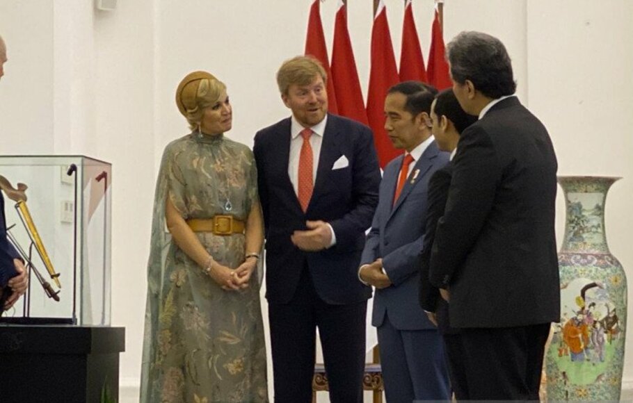 Presiden Jokowi dan Raja Belanda melihat bersama keris Pangeran Diponegoro yang baru saja kembali dari Belanda.