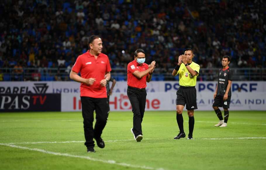 Menpora Zainudin Amali usai melakukan kick off bersama Ketua Umum PSSI Mochamad Iriawan di Stadion Batakan, Balikpapan, Sabtu (15/3/2020). 