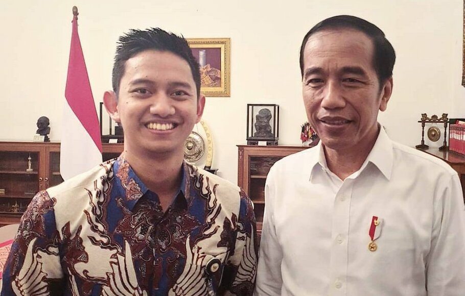 Pendiri dan Direktur Utama Ruangguru, Belva Devara (kiri) berfoto bersama Presiden Joko Widodo. 
