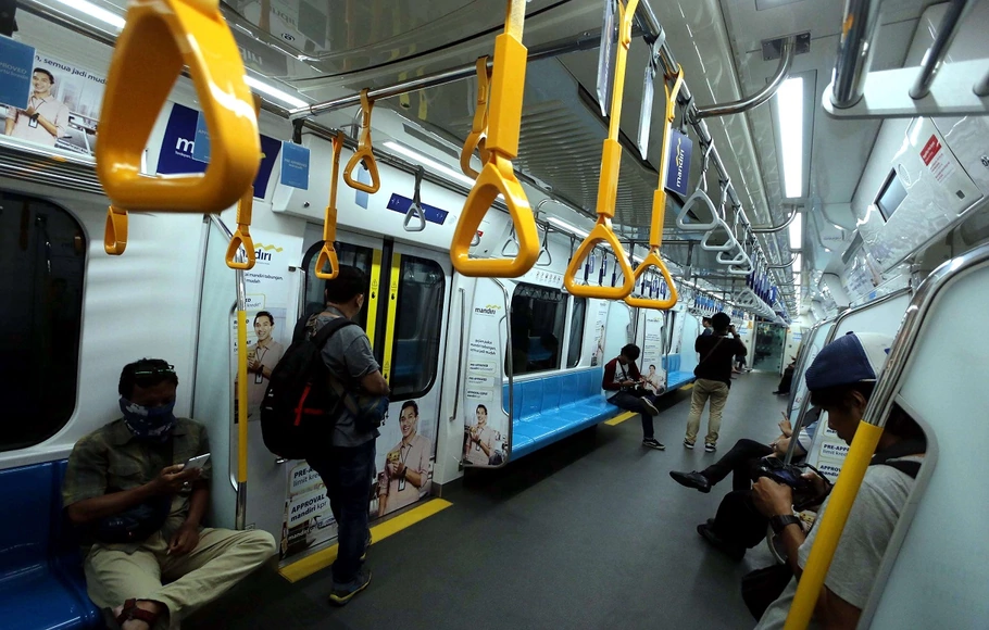 Pembatasan penumpang MRT.