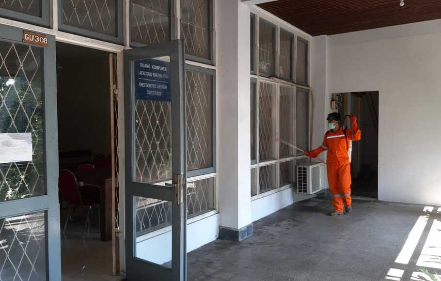 Petugas menyemprotkan cairan disinfektan di salah satu ruangan Kampus IPB, Dramaga, Kabupaten Bogor, Rabu (18/3/2020)