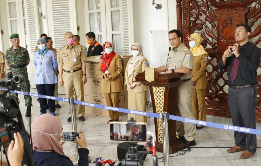 Gubernur DKI Jakarta di acara konferensi pers pendistribusian coverall APD di Balai Kota Jakarta, Senin (23/3/2020)