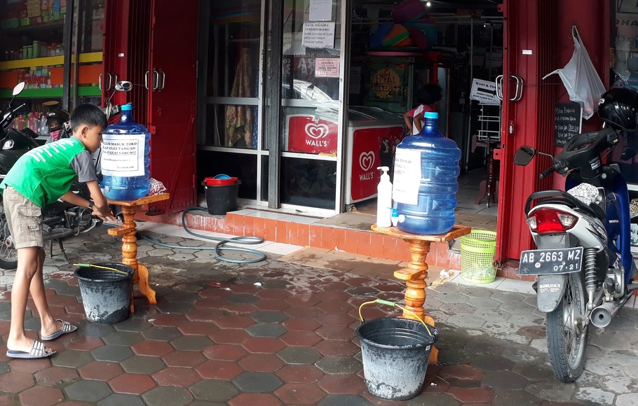 Sejumlah pusat perbelanjaan di Yogyakarta menerapkan sanitasi dengan menyediakan sarana cuci tangan kepada calon pembeli. 