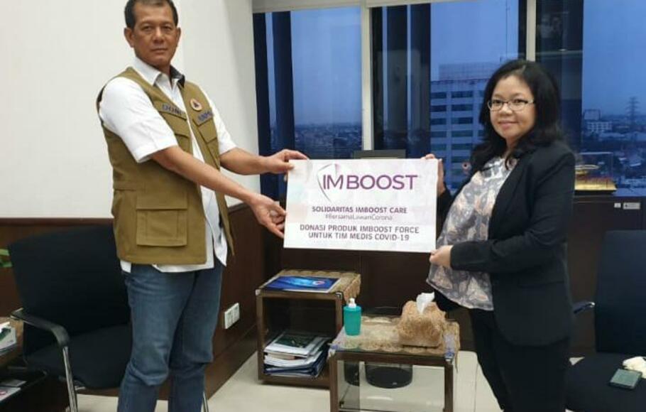 Strategy Management & Corporate Affairs SOHO Global Health, Yuly Indarto, (kanan) menyerahkan donasi produk Imboost Force senilai Rp 1,5 miliar secara simbolis kepada Kepala BNPB  Letjen Doni Monardo (kiri) di Jakarta.