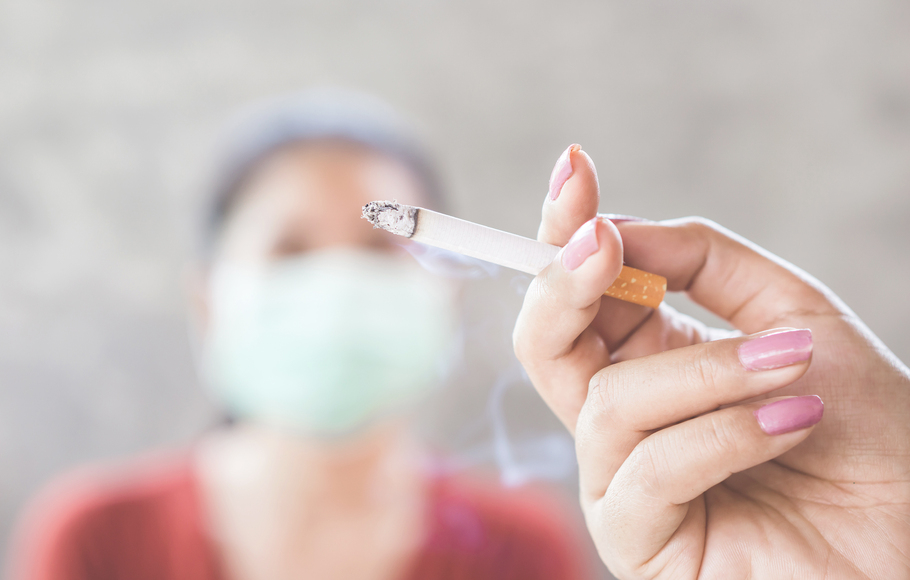 Paru-paru perokok yang sudah terganggu membuatnya rentan terhadap infeksi virus.