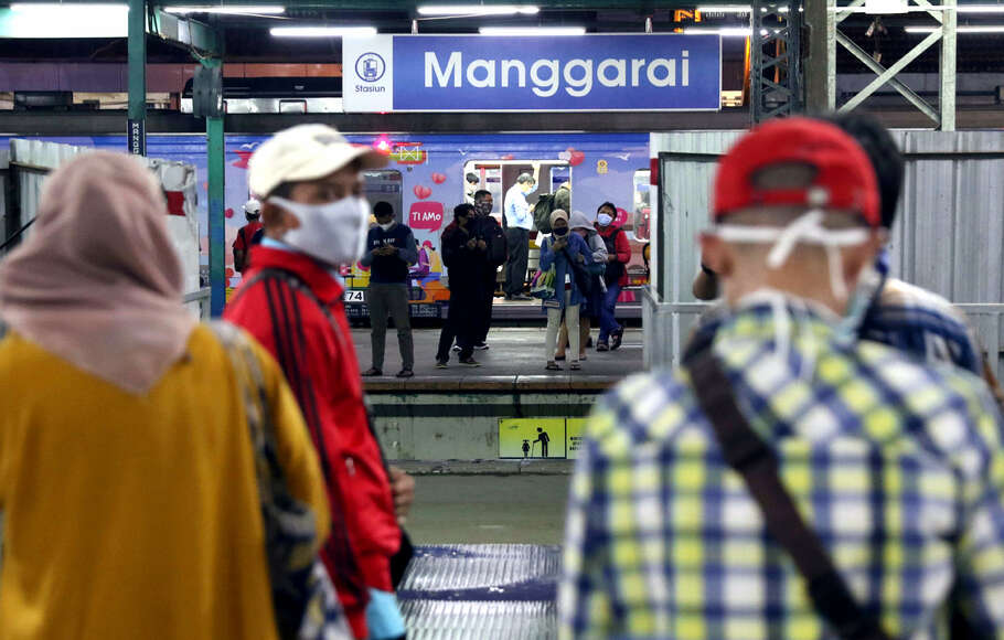 PSBB Hari ke-5 di Jakarta Penumpang KRL Masih Ramai - BeritaSatu.com