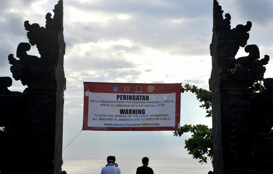 Penutupan sementara kawasan wisata Pantai Jimbaran, Badung, Bali.