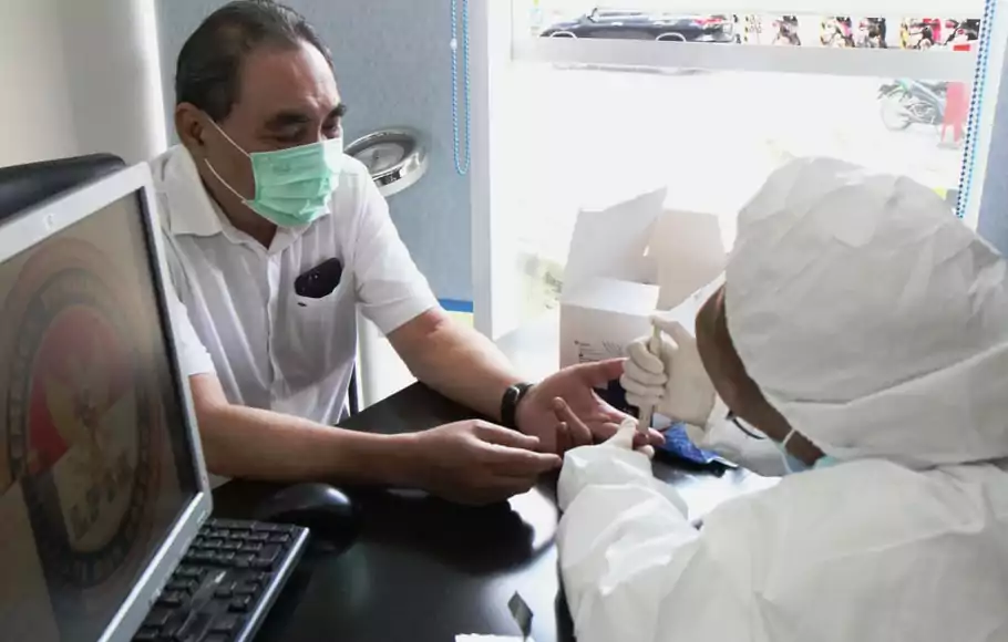 Ketua LPSK, Hasto Atmojo Suroyo (kiri) mengikuti rangkaian kegiatan rapid test virus corona atau Covid-19 di ruang medis LPSK, Jakarta, Senin (20/4/2020). Rapid test dilakukan untuk mendeteksi kemungkinan adanya pegawai yang terpapar Covid-19.