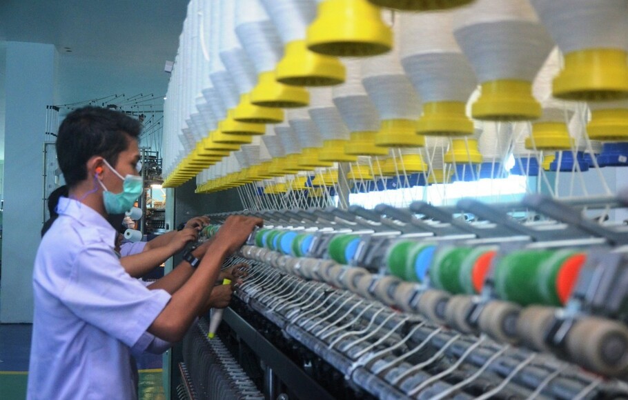 Aktivitas produksi di industri tekstil dan produk tekstil (TPT).