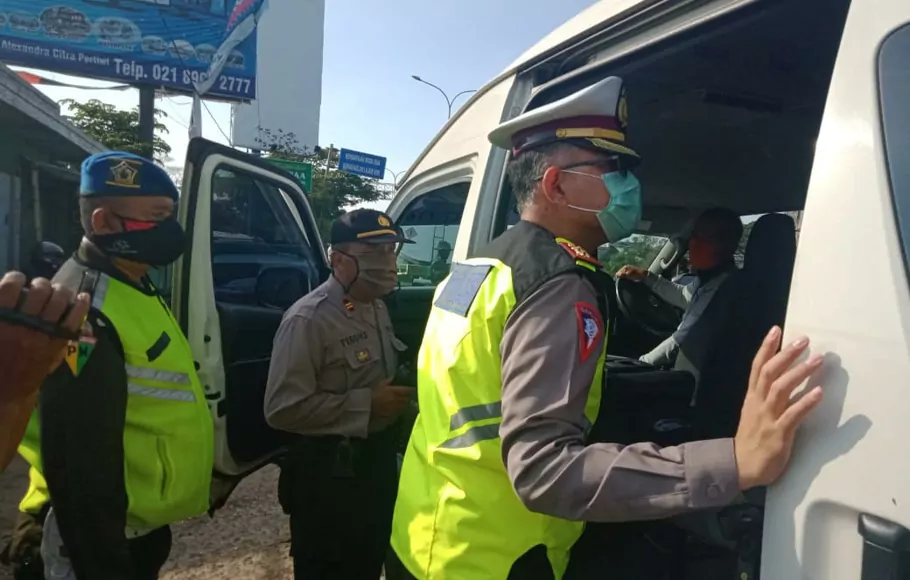 Satlantas Polrestro Bekasi melakukan pengawasan terhadap kendaraan yang membawa penumpang hendak mudik di perbatasan Kabupaten Bekasi-Karawang, Jumat (24/4/2020).