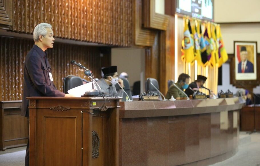 Gubernur Jateng Ganjar Pranowo ketika menghadiri rapat paripurna bersama DPRD Jateng di Semarang, Senin (27/4/2020).