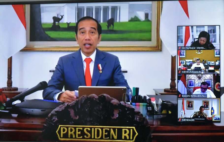 Presiden Jokowi memimpin rapat terbatas lewat telekonferensi.