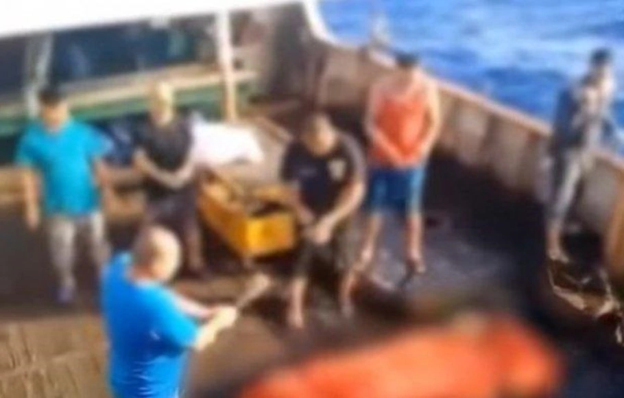 Foto dari rekaman video tentang jenazah ABK Indonesia yang dibuang ke laut.