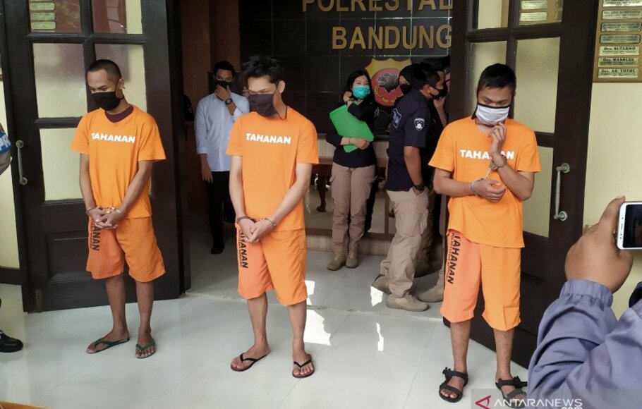 Pelaku kasus candaan alias 'prank' bantuan sembako berisi sampah, Ferdian Paleka, di Mapolrestabes Bandung, Jumat (8/5/2020).