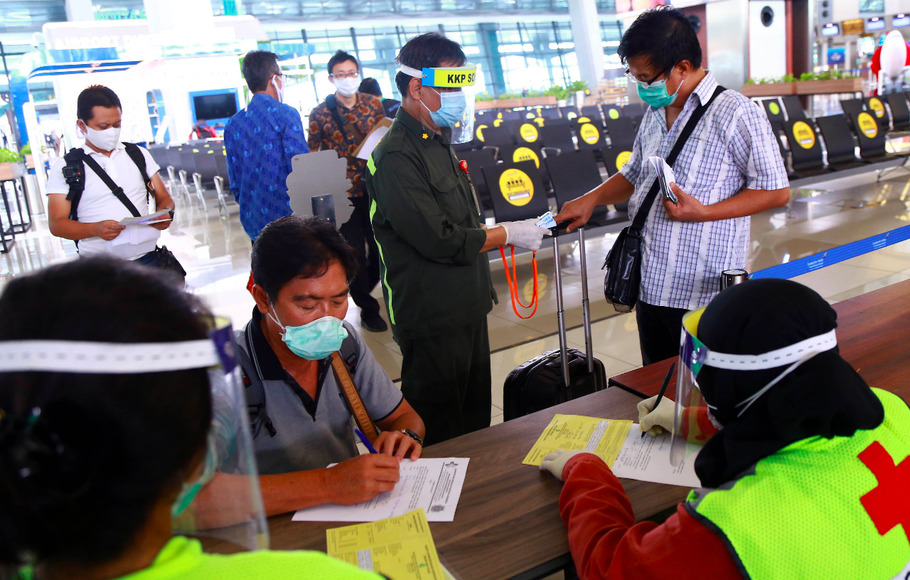 Petugas memeriksa kesehatan, kelengkapan surat dan alasan berpergian calon penumpang sebagai bagian dari prosedur yang harus dipenuhi penumpang pesawat yang akan terbang di Terminal 3 Bandara Soekarno Hatta, Tangerang, Banten, Minggu (10/5/2020). 