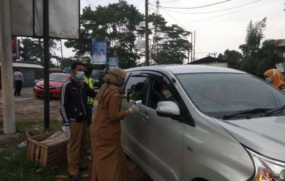 Sejumlah petugas di posko perbatasan Kabupaten Lebak, Provinsi Banten, Senin (11/5/2020) melakukan pemeriksaan pengemudi dan penumpang kendaraan pribadi maupun angkutan umum untuk mencegah pemudik dari wilayah zona merah penyebaran virus corona jenis baru penyebab Covid-19.