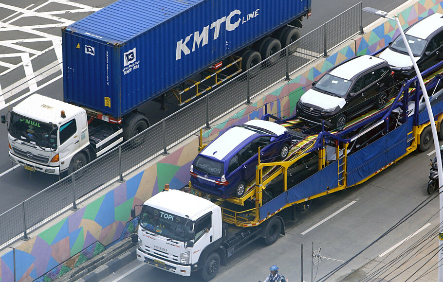 Sebuah truk mengangkut sejumlah mobil baru di Jakarta, Kamis, 14 Mei 2020.