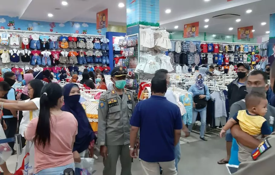 Aktivitas jual beli di toko Jalan Dewi Sartika, Kota Bogor dibubarkan petugas Satpol PP karena melanggar PSBB tahap tiga Kota Bogor, Jumat (15/5/2020).
